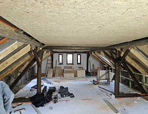 Zateplení stropu rodinného domu pomocí foukané izolace